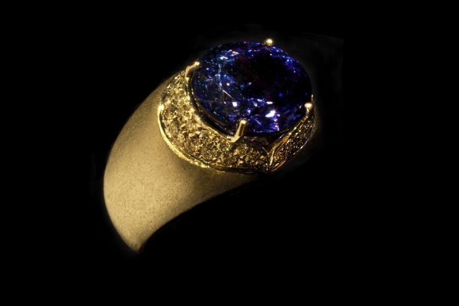 Anello su misura con diamante blu