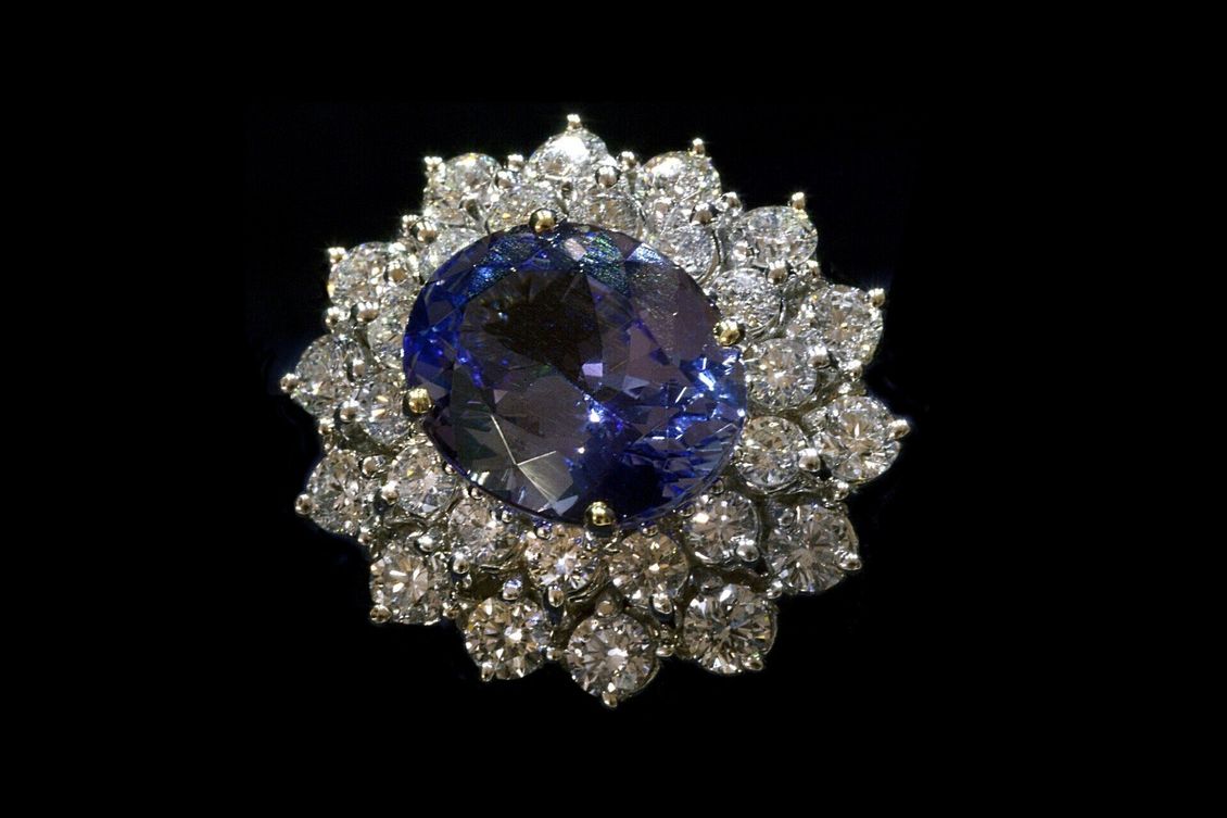 Anello con pietra preziosa ovale blu